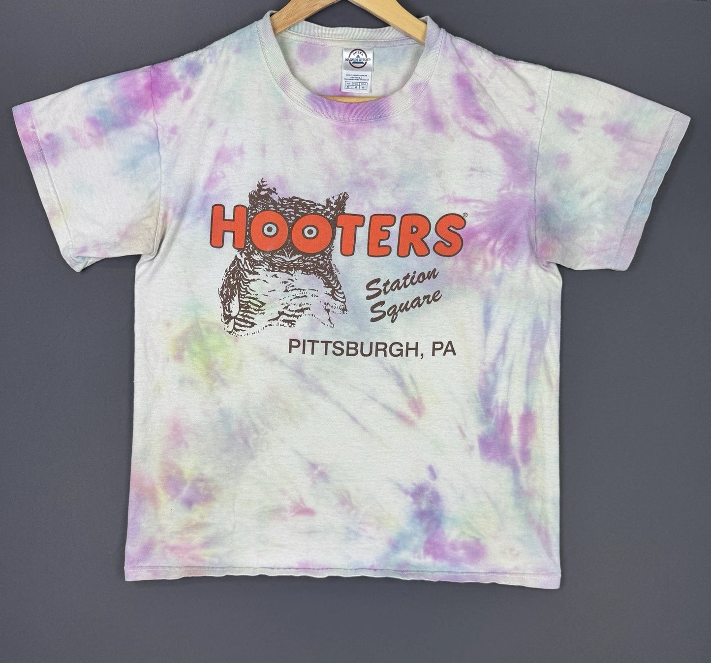 Vintage Y2K Hooters Station Square Pittsburgh PA Tie Dye Promo Restaurant Medium